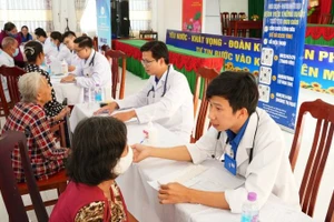 Người dân được khám, phát thuốc và tư vấn sức khỏe miễn phí.
