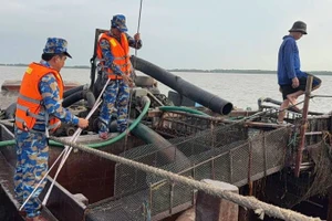 Lực lượng Bộ đội Biên phòng tỉnh Vĩnh Long bắt giữ 4 phương tiện vận chuyển cát trái phép.