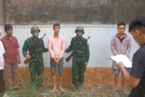 Hai đối tượng tàng trái phép chất ma túy bị cơ quan chức năng bắt giữ.