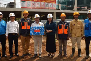 Đồng chí Thái Thu Sương thăm hỏi, tặng quà cho công nhân lao động đang thi công tại công trình nhà ở xã hội Công đoàn.
