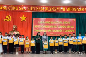Phó Chủ tịch nước Võ Thị Ánh Xuân cùng lãnh đạo chính quyền địa phương tặng quà cho trẻ em có hoàn cảnh khó khăn tại tỉnh Vĩnh Long.