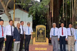Đại biểu tham dự buổi lễ tháo biển công nhận cây gội nước là Cây Di sản Việt Nam.