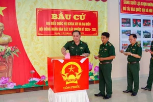 Cử tri tại Bộ đội Biên phòng tỉnh Vĩnh Long tham gia bỏ phiếu bầu đại biểu Quốc hội khóa XVI và đại biểu Hội đồng nhân dân các cấp nhiệm kỳ 2026-2031.