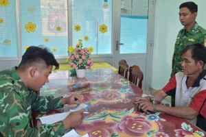 Đối tượng làm việc tại cơ quan chức năng.