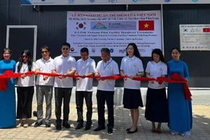 Đại biểu thực hiện nghi thức cắt băng khánh thành hệ thống lọc nước RO tại xã Tân Hào (tỉnh Vĩnh Long).