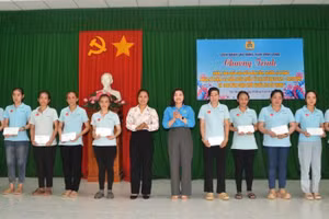 Liên đoàn Lao động tỉnh Vĩnh Long trao quà cho nữ đoàn viên, người lao động tại xã Tân Thành Bình.