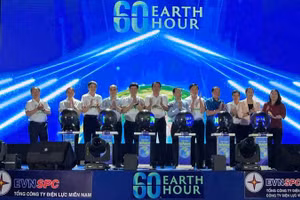 Đại biểu tham dự buổi lễ thực hiện nghi thức tắt đèn hưởng ứng Giờ Trái đất năm 2026.