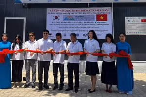 Đại biểu thực hiện nghi thức cắt băng khánh thành hệ thống lọc nước RO tại xã Tân Hào (tỉnh Vĩnh Long).