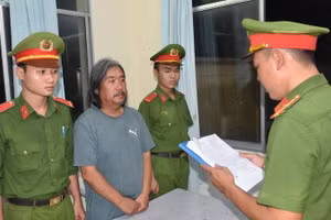 Đối tượng Lynh bị khởi tố, bắt tạm giam để điều tra hành vi giết người (Ảnh: Công an Vĩnh Long)