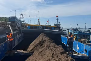 Phương tiện vận chuyển cát trái phép bị lực lượng Bộ đội Biên phòng bắt giữ.