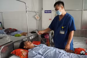 Ông Phạm Văn Nuôi (ngụ xã Tân Thanh Bình) được chăm sóc sau phẫu thuật tại khoa Ngoại Thần kinh (Bệnh viện Nguyễn Đình Chiểu).