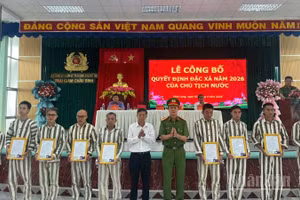 Đại biểu tham dự buổi lễ trao quyết định đặc xá cho các phạm nhân.