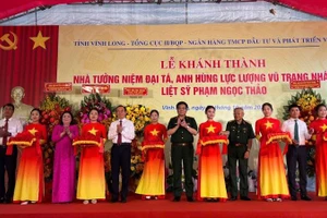 Đại biểu tham dự buổi lễ thực hiện nghi thức cắt băng khánh thành công trình. (Ảnh: HOÀNG TRUNG)