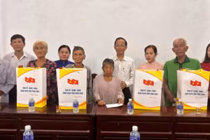 Lãnh đạo tỉnh Vĩnh Long thăm, tặng quà cho gia đình chính sách tại xã An Hiệp.