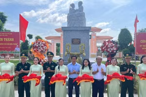 Lãnh đạo tham dự buổi lễ thực hiện nghi thức cắt băng khánh thành công trình "Bác Hồ với chiến sĩ Bộ đội Biên phòng".