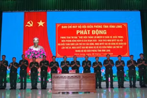 Các đơn vị trực thuộc Bộ đội Biên phòng tỉnh Vĩnh Long ký giao ước thi đua tại buổi phát động.