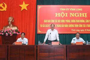 Lãnh đạo tỉnh Vĩnh Long chủ trì hội nghị.