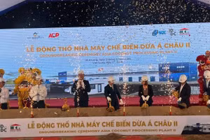Lãnh đạo tham dự buổi lễ thực hiện nghi thức động thổ xây dựng Nhà máy chế biến dừa Á Châu II.