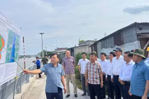 Đoàn công tác của Bộ Nông nghiệp và Môi trường cùng lãnh đạo địa phương khảo sát hệ thống thủy lợi trên địa bàn tỉnh Vĩnh Long.