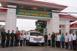 Đồn Biên phòng Cổ Chiên ra mắt mô hình "Xe cứu thương 0 đồng Biên phòng" tại xã biên giới biển Thạnh Phong (tỉnh Vĩnh Long).