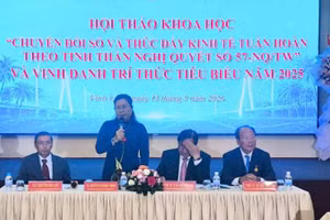 Đại biểu chủ trì tại hội thảo về chuyển đổi số và thúc đẩy kinh tế tuần hoàn theo tinh thần Nghị quyết số 57.