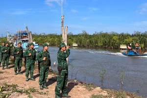 Cán bộ, chiến sĩ Đồn Biên phòng Cổ Chiên tuần tra, bảo vệ khu vực biên giới biển.