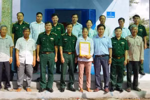 Ban Chỉ huy Bộ đội Biên phòng tỉnh Vĩnh Long cùng chính quyền địa phương bàn giao căn nhà cho người dân tại xã biên giới biển Bảo Thạnh.