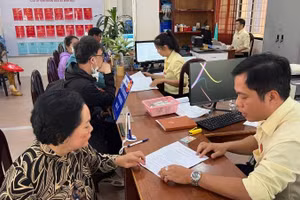 Người dân đến giải quyết thủ tục hành chính tại Trung tâm phục vụ hành chính công xã Bình Đại.