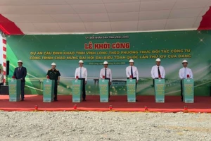 Đại biểu thực hiện nghi thức khởi công công trình đầu tư xây dựng cầu Đình Khao. (Ảnh: BÁ DŨNG)