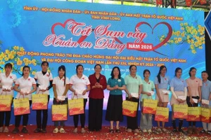 Lãnh đạo tham dự Chương trình tặng quà cho công nhân lao động.