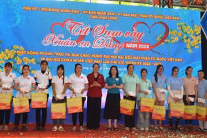 Lãnh đạo tham dự Chương trình tặng quà cho công nhân lao động.