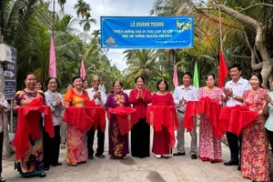 Đại biểu tham dự buổi Lễ thực hiện nghi thức cắt băng khánh thành công trình.