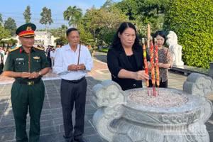 Lãnh đạo tỉnh Vĩnh Long thực hiện thắp hương tại Nghĩa trang Liệt sĩ Bến Tre.