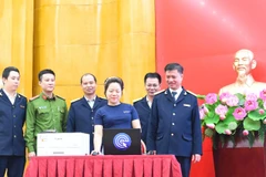 Đại diện cơ quan Thuế thành phố Hà Nội hỗ trợ các hộ kinh doanh tháo gỡ khó khăn và hướng dẫn thực thi các chính sách thuế mới. 