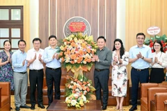 Ủy ban nhân dân thành phố Hải Phòng đến thăm và chúc mừng Báo Nhân Dân. (Ảnh: THẾ ĐẠI)