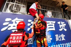 Lực lượng cứu hộ sơ tán người dân khỏi khu vực ngập lụt ở huyện Dong Giang, Tỉnh Quý Châu, Trung Quốc. (Ảnh: THX/TTXVN)