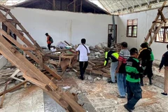 Ngôi nhà bị hư hại sau trận động đất tại Poso, Trung Sulawesi, Indonesia, ngày 17/8/2025. (Ảnh: THX/TTXVN)