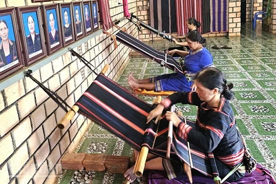 Những nghệ nhân ở câu lạc bộ dệt thổ cẩm ở làng Phung kiên trì, miệt mài giữ lửa nghề truyền thống.