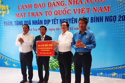 Phó Thủ tướng Hồ Quốc Dũng tặng quà tại xã Tuy Phước.