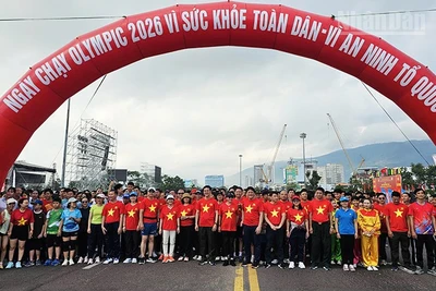 Đông đảo cán bộ, người dân chuẩn bị ở vạch xuất phát giải chạy.