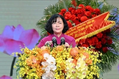 Đồng chí Bùi Thị Minh Hoài, Ủy viên Bộ Chính trị, Bí thư Thành ủy Hà Nội phát biểu tại hội nghị.