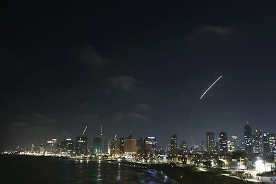 Hệ thống phòng không Israel đánh chặn tên lửa tấn công vào Tel Aviv, ngày 19/6/2025. (Ảnh: THX/TTXVN)