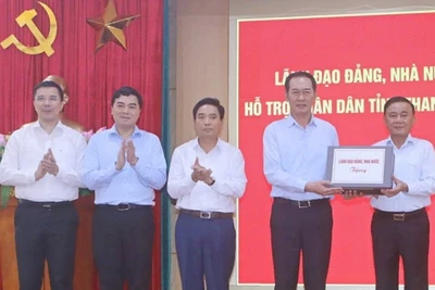 Thường trực Ban Bí thư trao quà động viên Đảng bộ, quân dân tỉnh Thanh Hóa.