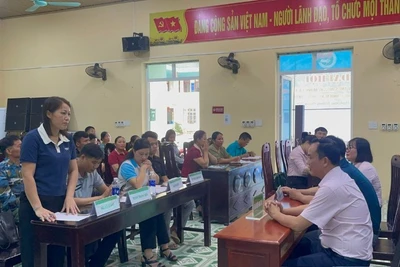 Lãnh đạo Ngân hàng Chính sách xã hội chi nhánh tỉnh Thái Nguyên nắm tình hình tại các xã vùng cao. (Ảnh: THU HOÀI)