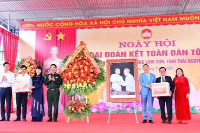 Đại tướng Phan Văn Giang tặng quà chúc mừng phường Linh Sơn. (Ảnh: TUẤN SƠN).