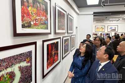 Đông đảo đại biểu, nhiếp ảnh gia và công chúng tham quan triển lãm trong ngày khai mạc.