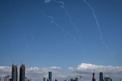 Những vệt khói trên bầu trời Tel Aviv (Israel) khi hệ thống phòng không Israel đánh chặn tên lửa từ Iran, ngày 1/3/2026. (Ảnh: THX/TTXVN)