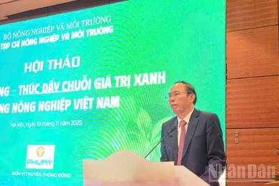 Thứ trưởng Nông nghiệp và Môi trường Phùng Đức Tiến phát biểu chỉ đạo hội nghị.