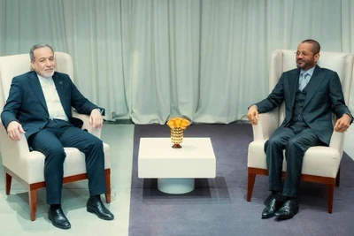 Ngoại trưởng Oman Sayyid Badr bin Hamad bin Hamood Albusaidi (phải) và người đồng cấp Iran Seyed Abbas Araghchi trong cuộc gặp tại Geneva (Thụy Sĩ), ngày 16/2/2026. (Ảnh: THX/TTXVN)