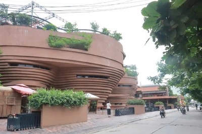 Đường làng, ngõ xóm xã Bát Tràng (Hà Nội) khang trang, sạch đẹp. (Ảnh NGUYỄN MAI)